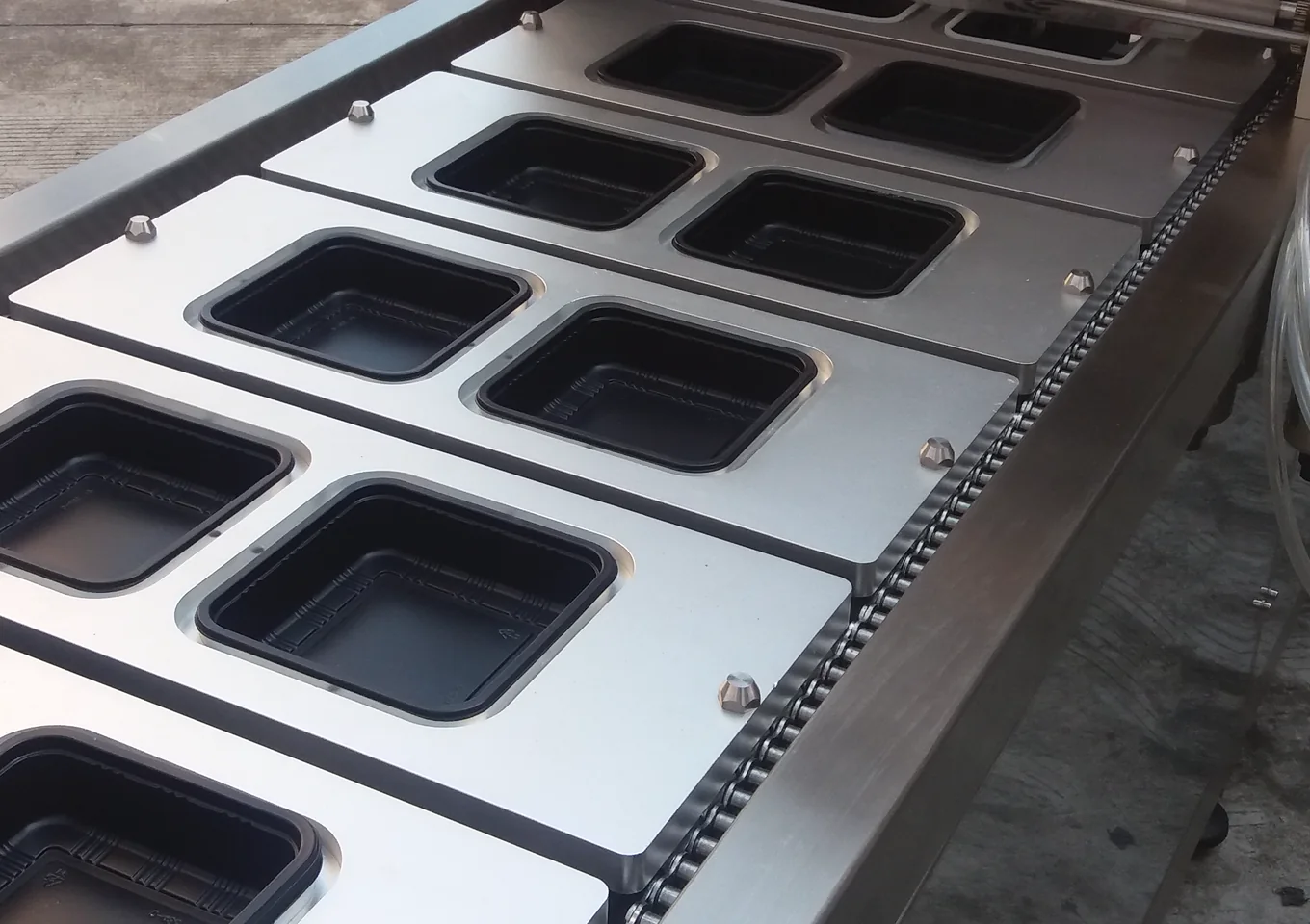 Double-lane chain conveyor carrier and positioning plate detail customized according to tray dimensions