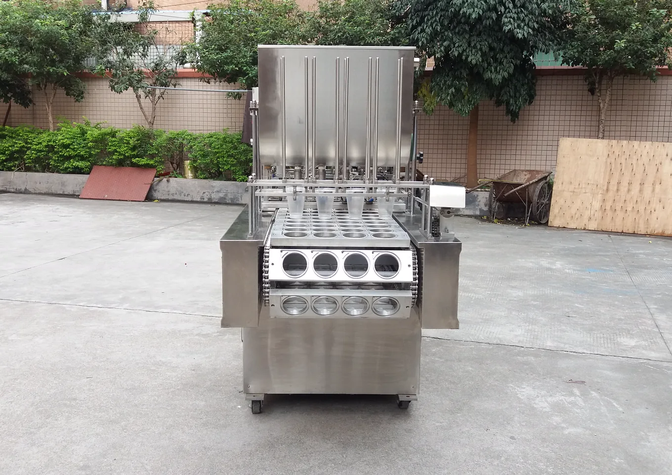 Actual photo of optional multi-lane cup dropping and filling module for chain conveyor cup sealing line