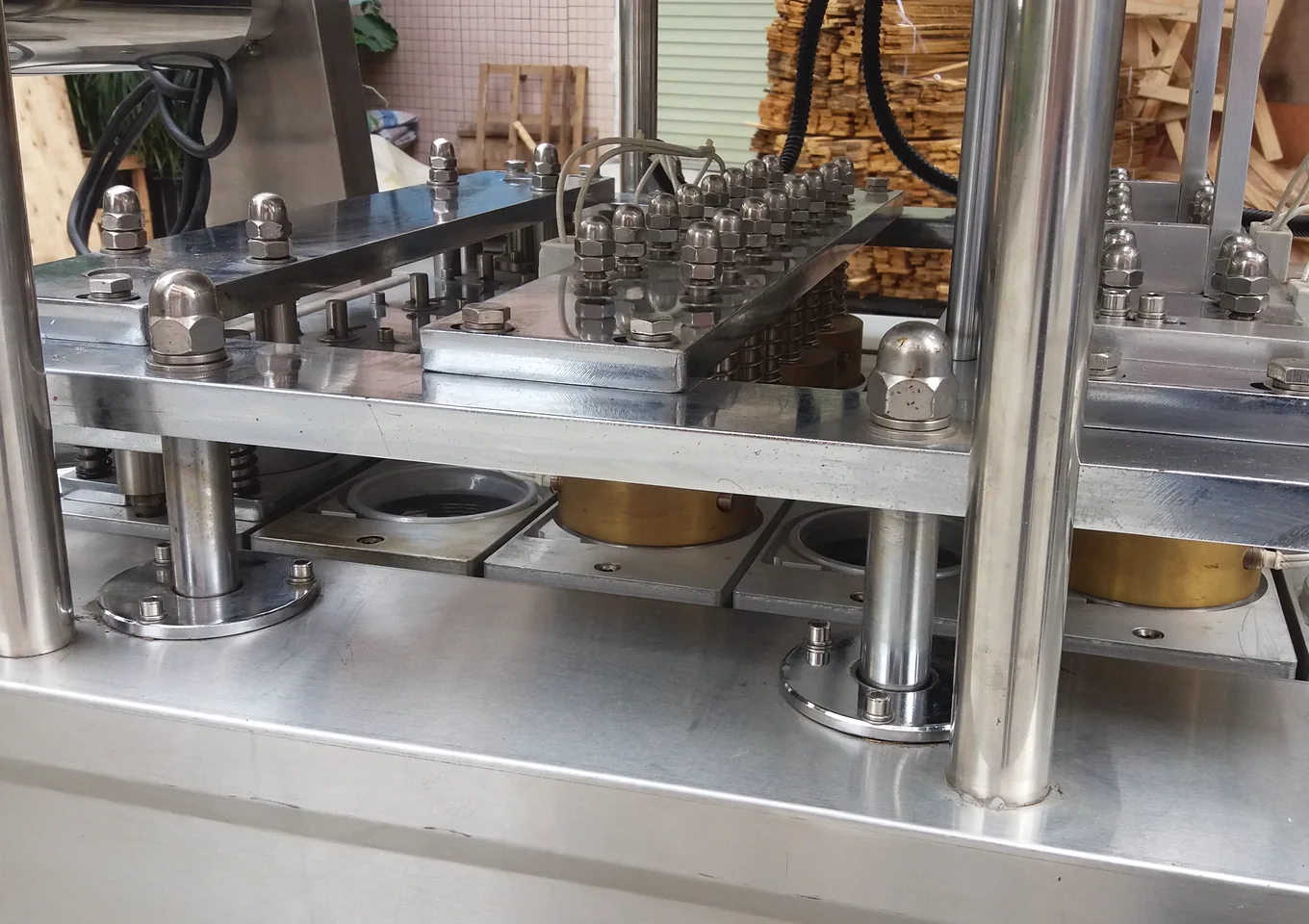 Multi-station mold and pressing structure of chain conveyor cup tray continuous sealing machine
