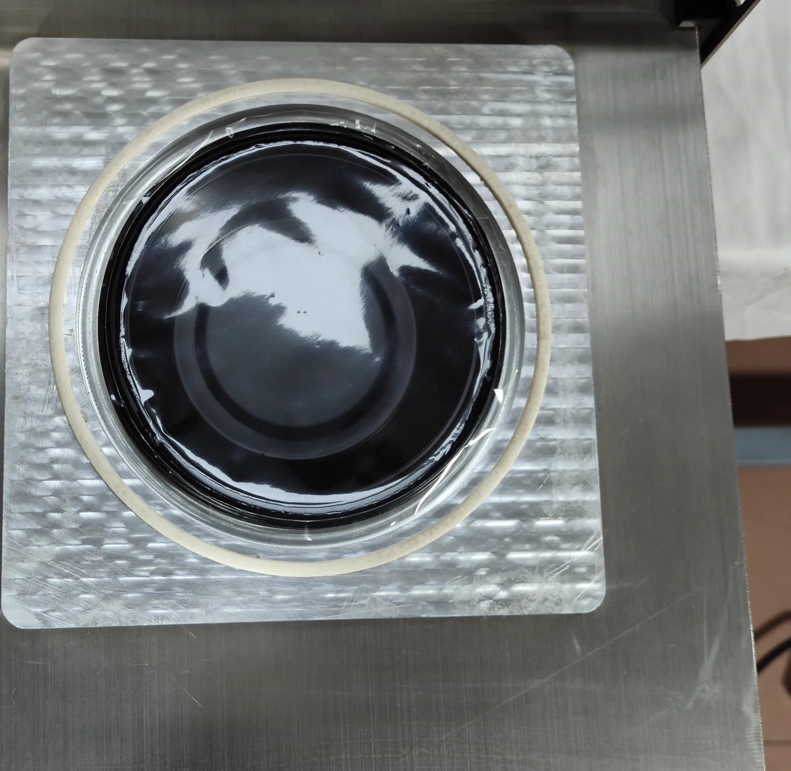 Cup or tray sealed with roll film
