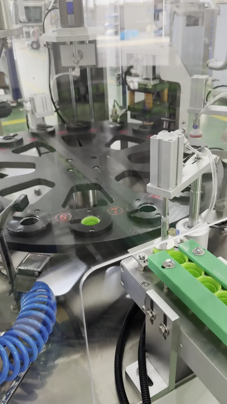 Dual-bowl closure assembly video