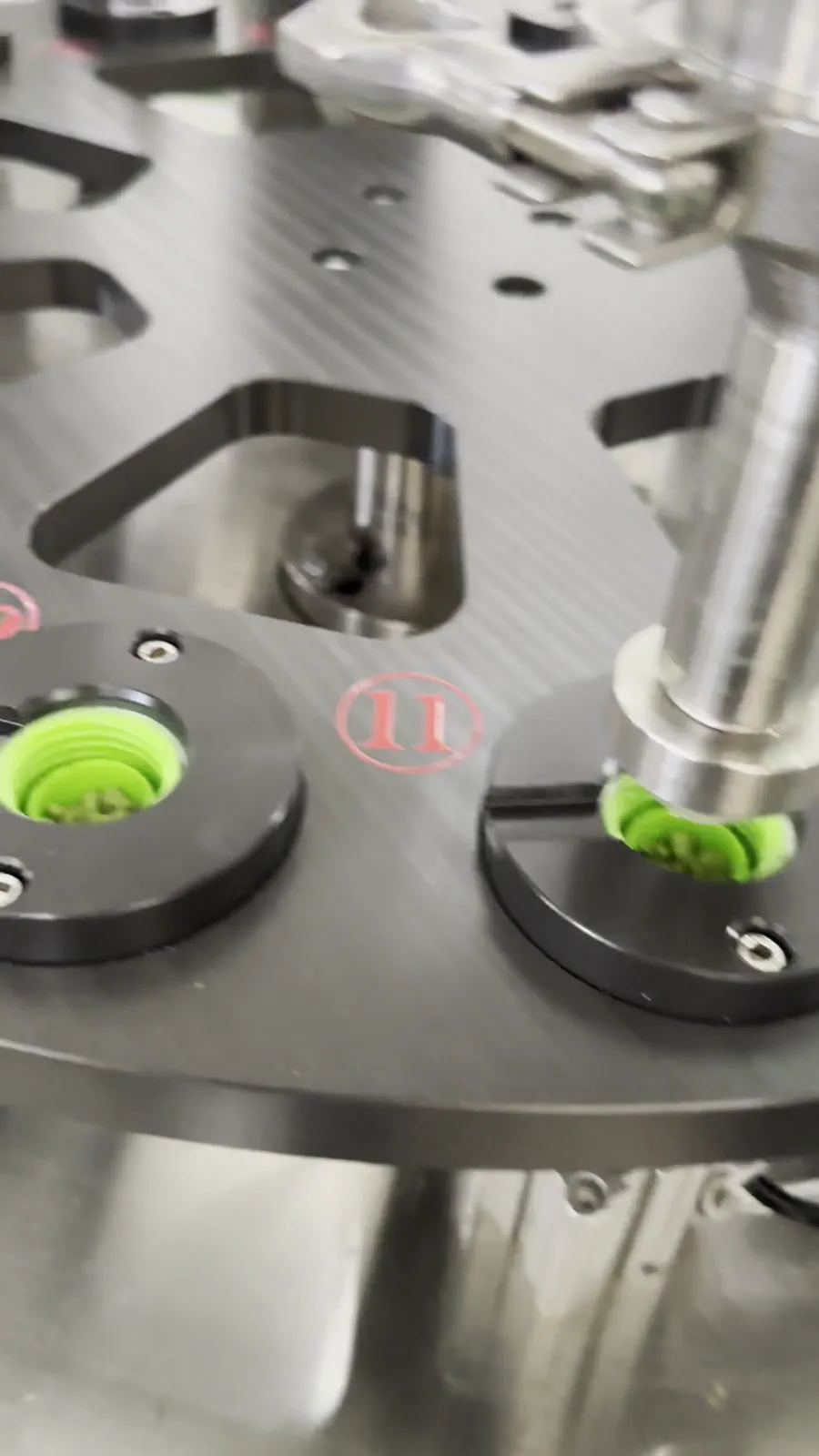 Ensambladora y prensadora rotativa de tapas para vasos agitadores con dos tazones vibratorios — Vista lateral de la estructura