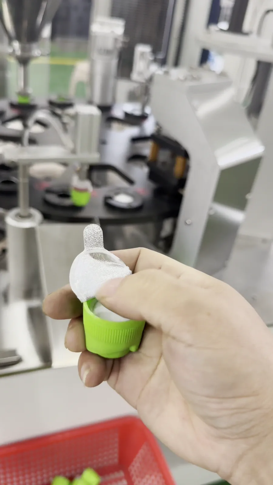 Ensambladora y prensadora rotativa de tapas para vasos agitadores con dos tazones vibratorios — Detalle adicional del equipo