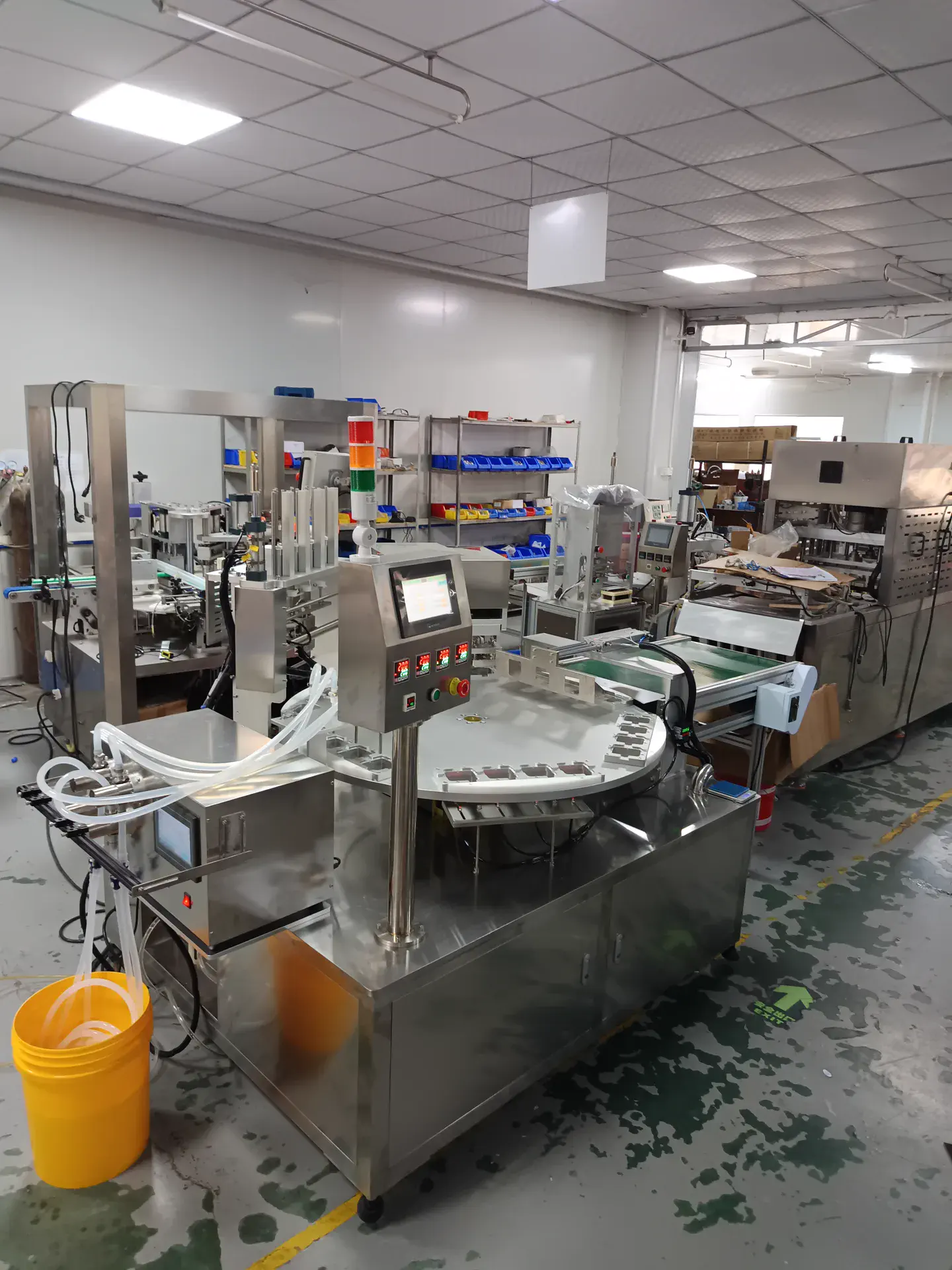 盒装面膜转盘设备一出四工厂实拍，展示设备正面与转盘结构
