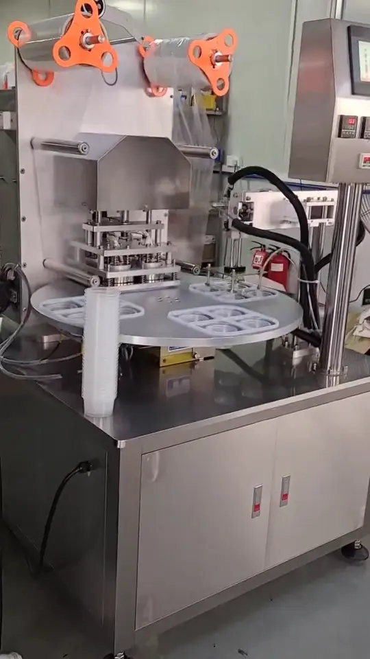 Sigillatrice sottovuoto per vaschette a tavola rotante · Sigillatrice sottovuoto rotativa per vaschette · Prova in fabbrica a quattro impronte